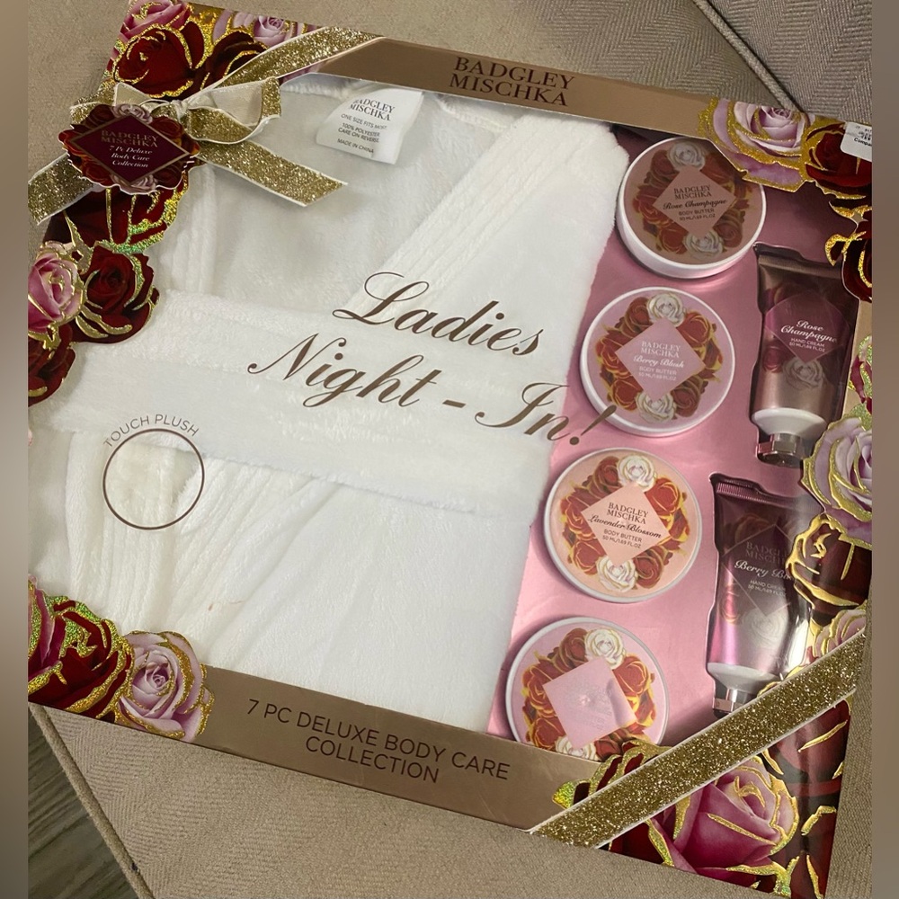 BADGLEY MISCHKA 7 PIECE SET•BODY BUTTER • HAND CREAM • ROBE (ONE SIZE FITS MOST)